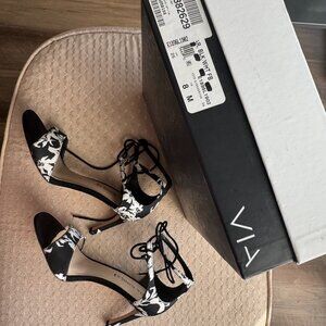 Via Spiga Skylar Blk & Wht Sandal Sz 8M NEW